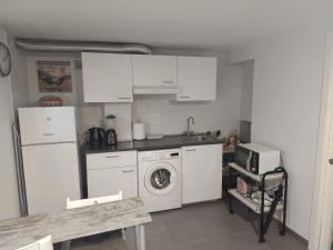 una cocina con lavadora y lavadora en ESTUDIO INDEPENDIENTE ESTANCIA MINIMA 30 noches contrato de temporada, en Madrid