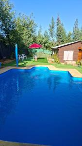 Una gran piscina azul en un patio. en Refugio Vilches, en Vilches