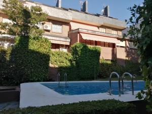 una piscina frente a un edificio en ESTUDIO INDEPENDIENTE ESTANCIA MINIMA 30 noches contrato de temporada, en Madrid