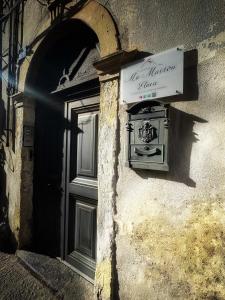 a sign on the side of a building with a door at Ma Maison Etnea in Catania