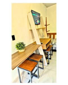 una fila de mesas y bancos en una habitación en Hospedaria Caripí, en Barcarena