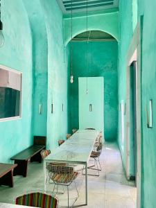Suite John Pawson Dar Kiki Medina, Tunis في تونس: غرفة طعام مع طاولة طويلة وكراسي