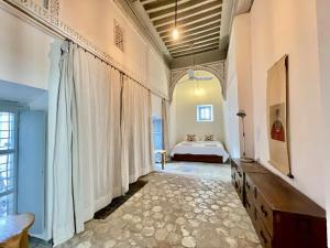 Suite John Pawson Dar Kiki Medina, Tunis في تونس: غرفة كبيرة مع سرير في الوسط