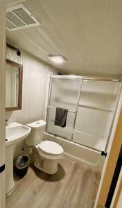 Koupelna v ubytování Wake and Glamp: Safari Tent Retreat for Water Sport Lovers in Cibolo, TX