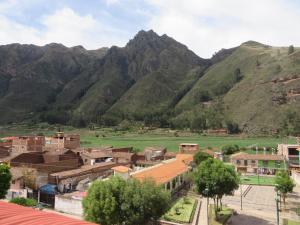 uma pequena cidade em frente a uma montanha em Coca Runa Wasi Hostel em Pisac mais 27 fotografias