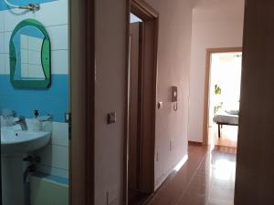 Ένα μπάνιο στο Sunny Side Apartments Shkoder Albania +52 φωτογραφίες