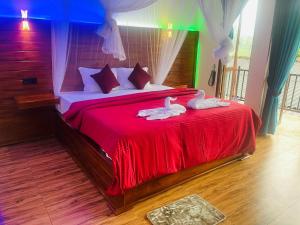 une chambre avec un lit avec deux cygnes dessus dans l'établissement Ella EDAN Homestay, à Ella