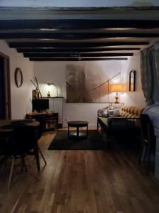 una sala de estar con un sofá y una mesa en Studio indépendant T1, entre Nantes et Rennes, en Conquereuil