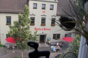 a group of people sitting in front of a building at XZLLENZ Modern S-Bahn Smart-TV Küche Parken Wellbeing 