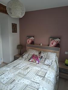 En eller flere senge i et værelse på Maison style chalet