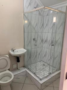 un bagno con doccia, wc e lavandino di Florida Cloud 9 a Roodepoort