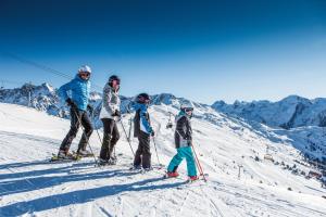 皮茨河谷阿兹尔Apart Bergliebe Pitztal的一群站在雪覆盖的山中的人