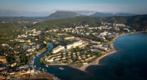 eine Luftaufnahme einer Stadt am Wasser in der Unterkunft Diamond Luxury Villa Corfu in Káto Spílaion