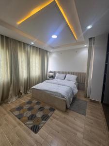 um quarto com uma cama num quarto com cortinas em Top Loft 3bed Penthouse em Lagos
