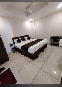 a bedroom with a large bed in a room at Hotel Grande Inn in Udaipur