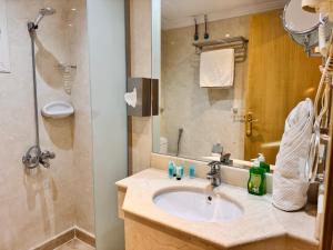 Koupelna v ubytování فندق الريادة جراند