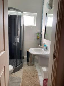 Ένα μπάνιο στο Waterside Complex - Beachfront Villa in Grand Baie