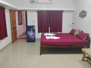 Ένα ή περισσότερα κρεβάτια σε δωμάτιο στο NARESH Holiday Home +8 φωτογραφίες