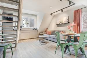 a living room with a couch and a table and chairs at XZLLENZ Modern S-Bahn Smart-TV Küche Parken Wellbeing 