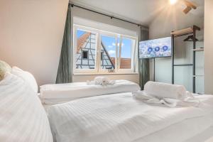 two white beds in a room with a window at XZLLENZ Modern S-Bahn Smart-TV Küche Parken Wellbeing 