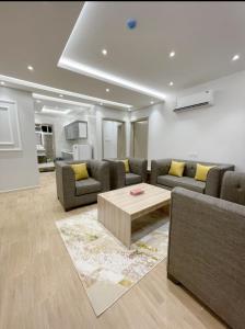 un soggiorno con divani e un tavolino da caffè di شقق شعاع السوداء a Abha