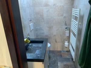 Et badeværelse på Rustico Villa Antonia with seaview and pool