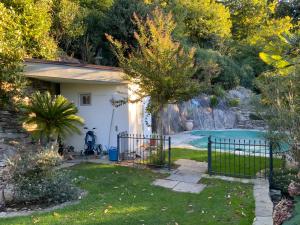 Swimmingpoolen hos eller tæt på Rustico Villa Antonia with seaview and pool
