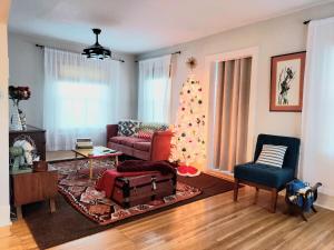 Гостиная зона в Sweetheart City Retreat - Hot Tub & Vintage Vibes