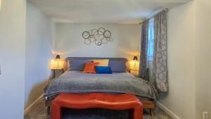 Кровать или кровати в номере Sweetheart City Retreat - Hot Tub & Vintage Vibes