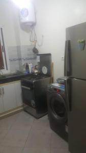 Oulad KerroumPeace of mind的配有炉灶和洗衣机的厨房