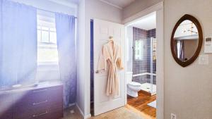 Ванная комната в Sweetheart City Retreat - Hot Tub & Vintage Vibes +31 фотография