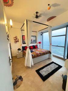 Postel nebo postele na pokoji v ubytování 1bhk Apartment with swimming pool Sector 75 Noida