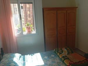 Oulad KerroumPeace of mind的一间卧室设有床、窗户和橱柜