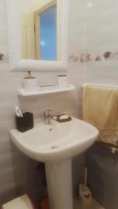 Oulad KerroumPeace of mind的带白色水槽和镜子的浴室