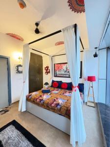 Postel nebo postele na pokoji v ubytování 1bhk Apartment with swimming pool Sector 75 Noida + 4 fotografie