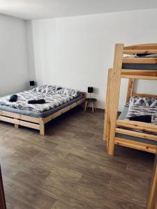 Ένα ή περισσότερα κρεβάτια σε δωμάτιο στο Na Zlaťáku