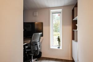 TV a/nebo společenská místnost v ubytování Modern family home next to Mälaren in Mariefred