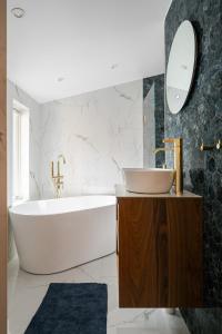 Koupelna v ubytování Modern family home next to Mälaren in Mariefred