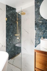 Koupelna v ubytování Modern family home next to Mälaren in Mariefred + 22 fotografií