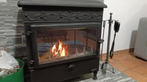 - une cuisinière avec une cheminée dans la chambre dans l'établissement Casa Caldereta, à Ayelo de Rugat