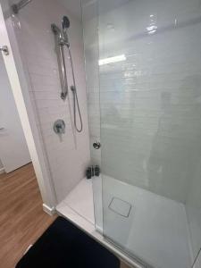 eine Dusche mit Glastür im Badezimmer in der Unterkunft Lavender-modern 2 bed apartment with water view in San Diego