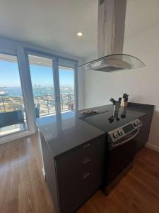eine Küche mit einem Waschbecken und einem großen Fenster in der Unterkunft Lavender-modern 2 bed apartment with water view in San Diego + 7 Fotos