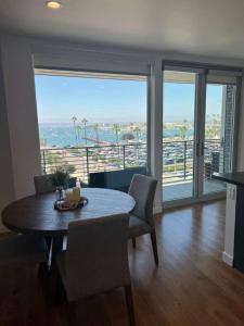 ein Esszimmer mit Tisch und Blick auf das Meer in der Unterkunft Lavender-modern 2 bed apartment with water view in San Diego
