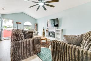 TV a/nebo společenská místnost v ubytování Canal-Front Home with Boat Dock and Lanai in Hudson