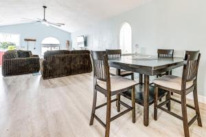 Posezení v ubytování Canal-Front Home with Boat Dock and Lanai in Hudson