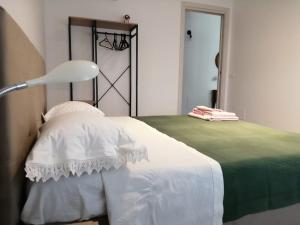 ein Schlafzimmer mit einem weißen Bett mit einer Lampe in der Unterkunft Suite Petit in Vairano Scalo