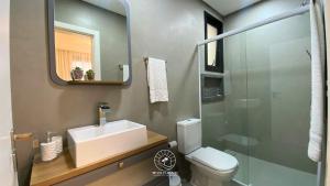 Et badeværelse på Studio 150m do mar | Ar | Piscina | Aceita Pet + 10 billeder