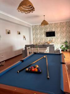 ein Wohnzimmer mit einem Billardtisch und drei Schlägern in der Unterkunft Casa Bienvenida in Bienvenida + 24 Fotos