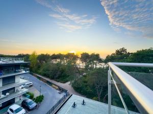 Blick vom Balkon eines Gebäudes mit Parkplatz in der Unterkunft Apartment Sea Light - Best Comfort - by rentmonkey in Pogorzelica