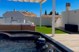 - un bain à remous dans l'arrière-cour d'une maison dans l'établissement Thai Beach Residencial E - Sea View, à Santiago de la Ribera 21 autres photos